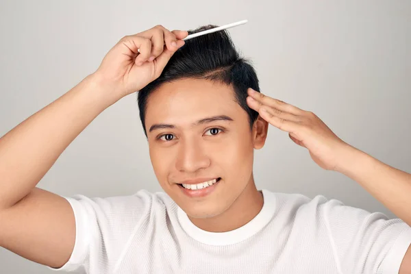 Schöner Lächelnder Asiatischer Junger Mann Mit Moderner Frisur — Stockfoto