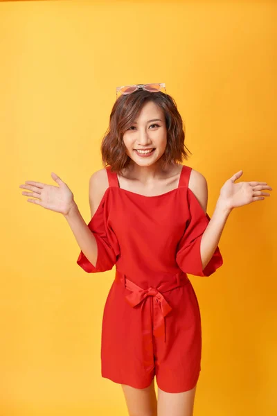 Menina Positiva Emocional Posando Fundo Amarelo Jovem Bonita Expressando Emoções — Fotografia de Stock