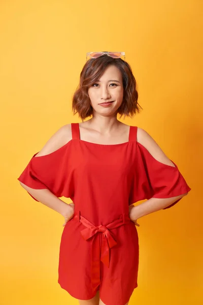 Bild Lycklig Ung Vacker Asiatisk Kvinna Poserar Isolerade Över Gul — Stockfoto