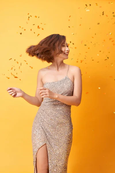 Bela Mulher Sexy Vestido Noite Comemorando Confete Dourado Festa Sorrindo — Fotografia de Stock
