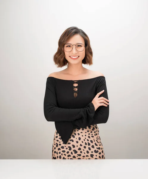 Retrato Una Sonriente Mujer Negocios Asiática Pie Con Los Brazos — Foto de Stock