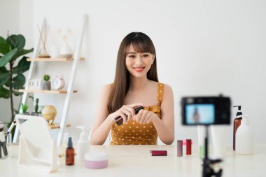 Yararlı güzellik günlüğü. Güzel çekici kadın onu güzellik günlüğü sahip olurken kozmetik hakkında tavsiye veren