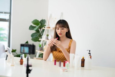 Parlak renk. Onun blog için bir video kaydederken parlak bir ruj gösteren Nice mutlu kadın