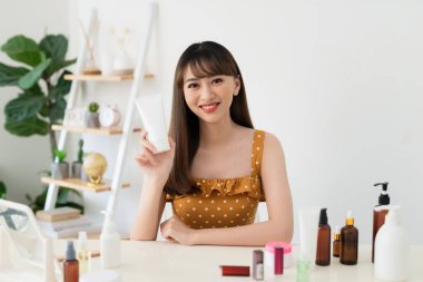 Kadın güzellik kozmetik ürünü sunuyor ve evdeki internet üzerinden sosyal ağa canlı yayın yapıyor, güzellik blogcusu konsepti