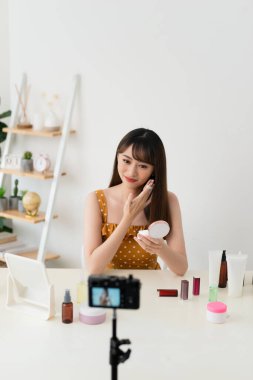 kadın göstermek makyaj fırça canlı evde