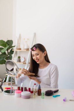 Genç kadın blogger evde video kaydı tarak ile