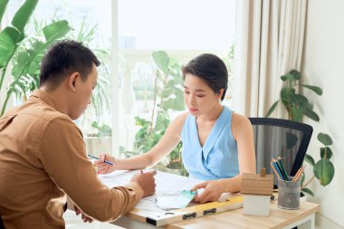 İki mimarlar, tasarımcılar ofiste tartışıyor