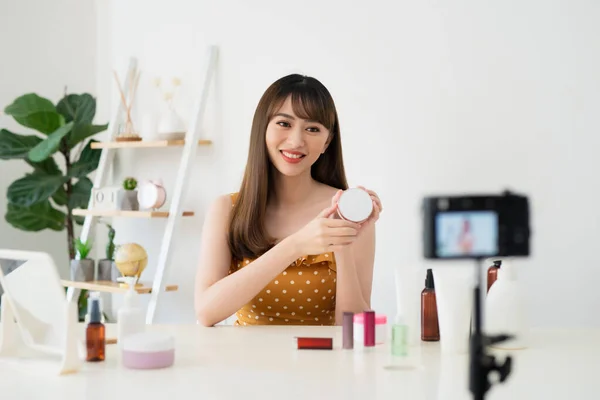 Asijské Krása Blogger Nahrávání Videa Doma — Stock fotografie