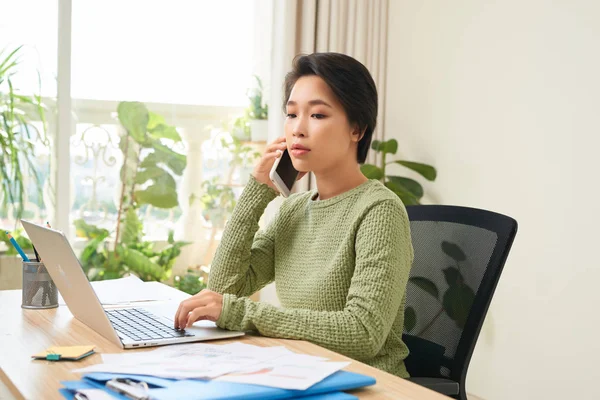 Mujer Empresaria Asiática Hablando Teléfono Celular Trabajando Portátil Mientras Está — Foto de Stock