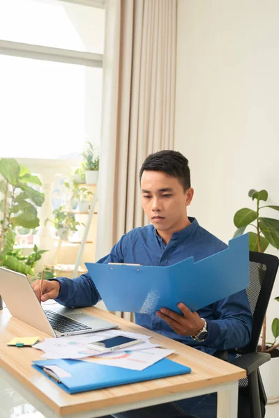 Mann Arbeitet Laptop Mit Dokumentenpapier Seinem Arbeitsplatz — Stockfoto