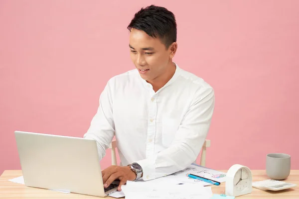 Giovane Bell Uomo Utilizzando Computer Portatile Nel Suo Ufficio Asiatico — Foto Stock