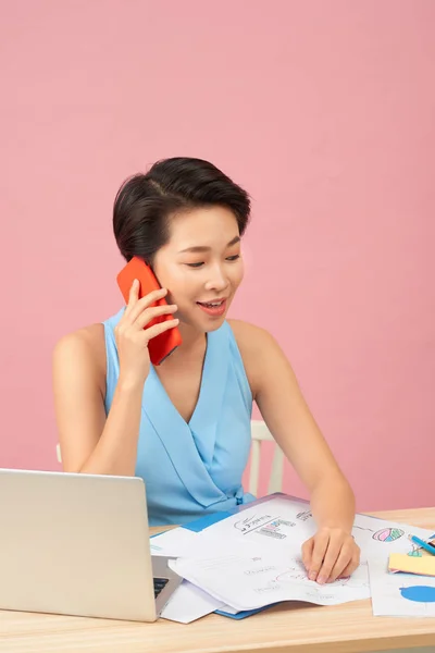 Joven Mujer Negocios Asiática Hablando Por Teléfono Trabajando Ordenador Portátil — Foto de Stock