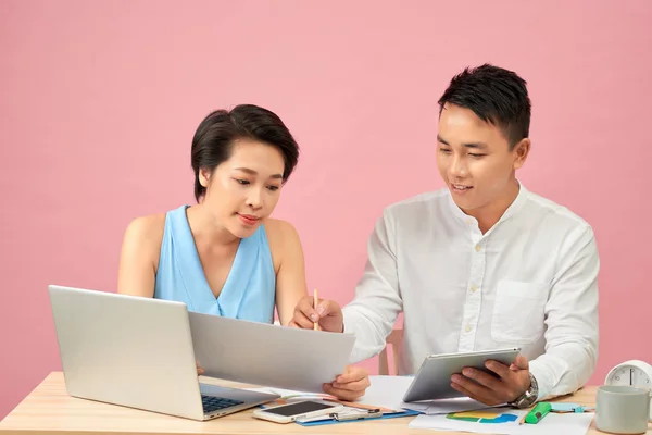 Lachende Zakenmensen Die Een Computer Gebruiken Hun Kantoor — Stockfoto