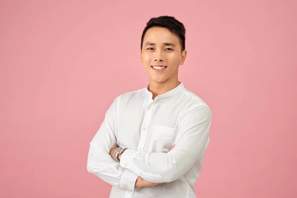 Junger Asiatischer Mann Lächelt Und Lacht Mit Verschränkten Armen — Stockfoto