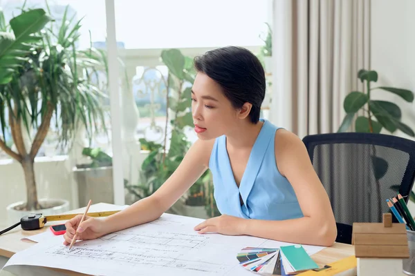 Mujer Asiática Arquitecta Estudiando Planos Oficina — Foto de Stock