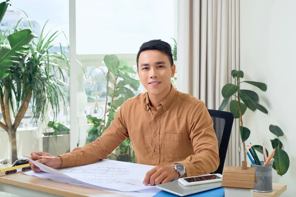 Retrato Joven Empresario Sonriente Trabajando Planos Oficina — Foto de Stock