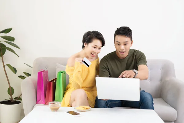 Młoda Azjatycka Para Dokonywania Zakupów Online Laptopie Domu — Zdjęcie stockowe