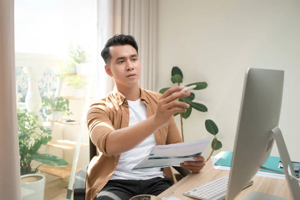 Conceito Negócios Pessoas Homem Negócios Com Papéis Computador Portátil Trabalhando — Fotografia de Stock