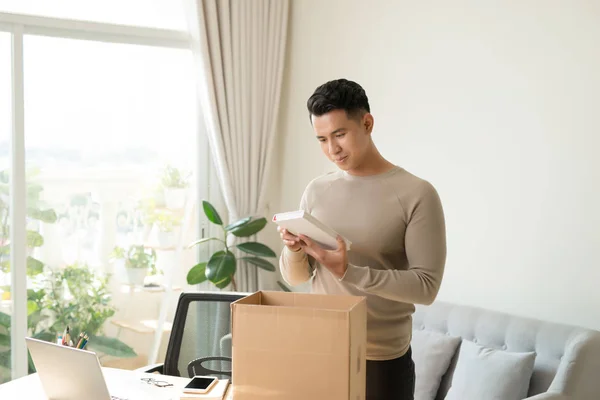 Post Hogar Concepto Estilo Vida Hombre Sonriente Con Cajas Cartón — Foto de Stock