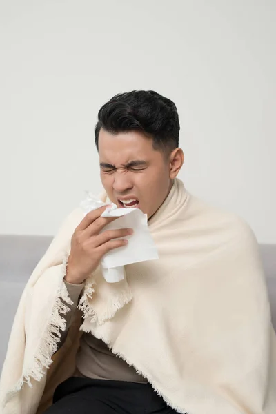 鼻を吹いて組織にくしゃみをする病人 男性はインフルエンザ ウイルスまたはアレルギー呼吸器を持っています — ストック写真