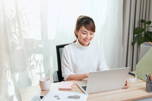 Junge Asiatische Schöne Frau Arbeitet Für Einen Computer Von Hause — Stockfoto