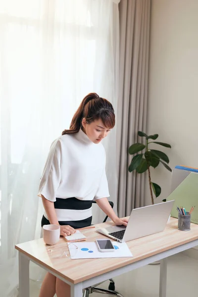 Joven Mujer Negocios Asiática Trabajando Con Ordenador Portátil Pie Detrás — Foto de Stock