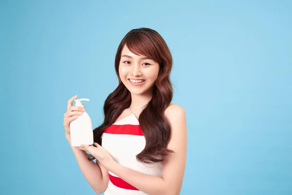 Vacker Asiatisk Kvinna Som Håller Och Presenterar Vita Kosmetiska Röret — Stockfoto