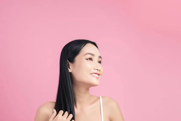 Atrakcyjna Kobieta Azji Dbanie Włosy — Zdjęcie stockowe