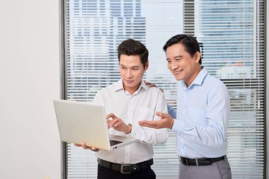 Mimar ofis kendi proje ortağı ile tartışıyor 