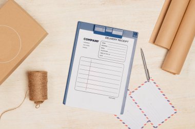 Posta paketleri, zarflar ve beyaz ahşap bir masadaki kalemle doldurmak için bir form. posta veya dağıtım kavramı