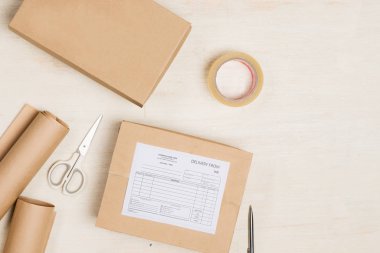 Teslimat kavramı. Parsel pano ile grup, yakın çekim 