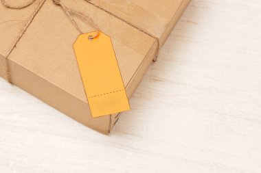 Adres turuncu etiketli iple bağlanmış paket