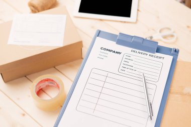 Masadaki panoya yazı yazan kurye elleri 