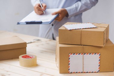 Masadaki panoya yazı yazan kurye elleri 