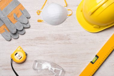 Sarı kask, eldiven ve izole çekiç