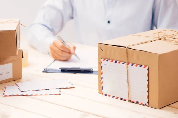 Concepto Entrega Hombre Firma Papeles Entre Paquetes — Foto de Stock