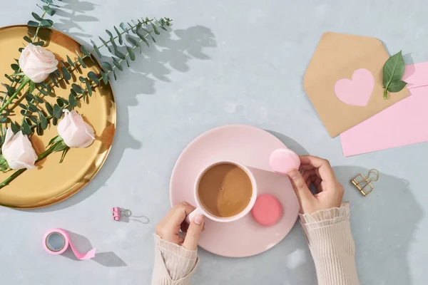 Manos Mujer Sosteniendo Macarrón Taza Café Con Flores Tarjeta Sobre —  Fotos de Stock