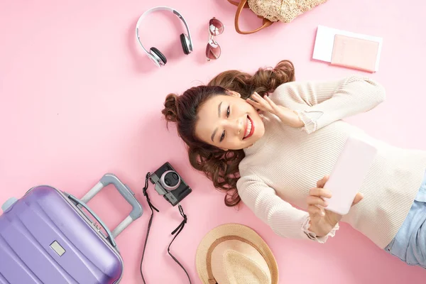 Όμορφη Νεαρή Γυναίκα Selfie Στο Ροζ Πάτωμα Τις Ταξιδιωτικές Αποσκευές — Φωτογραφία Αρχείου
