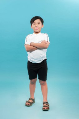 Beyaz arka plan üzerinde poz şirin küçük çocuk portresi