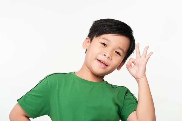 Lindo Chico Mostrando Signo Sonriendo Positivo Fondo Blanco Estudio — Foto de Stock