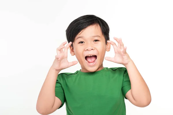 Pozor Portrét Roztomilého Chlapce Drží Ruku Jeho Otevřených Úst Křičí — Stock fotografie