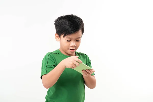 Portrét Pobavené Roztomilé Dítě Hraní Her Smartphone Izolované Přes Bílé — Stock fotografie