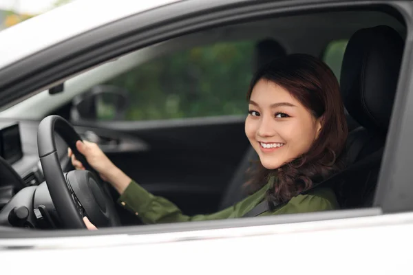 Seductora Joven Mujer Conduciendo Coche Sonriendo —  Fotos de Stock