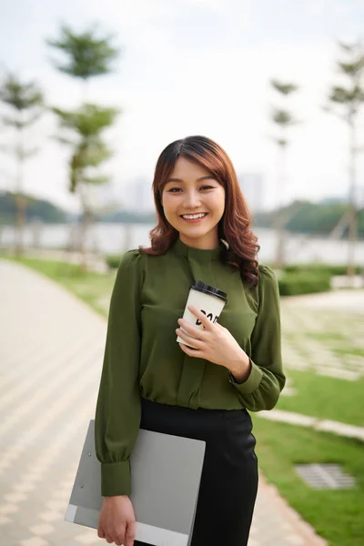 Hermosa Joven Que Lleva Una Taza Café Para Llevar Archivo —  Fotos de Stock