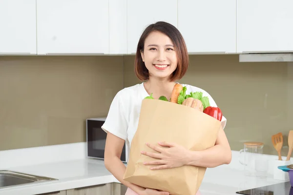 Joven Mujer Asiática Sosteniendo Bolsa Compra Comestibles Con Verduras Cocina —  Fotos de Stock