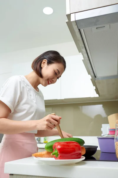 Šťastná Asijská Žena Vaří Kuchyni — Stock fotografie
