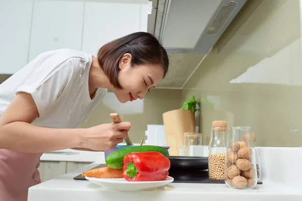 Jonge Vrouw Kookt Keuken Gezond Eten Dieetconcept Een Gezonde Levensstijl — Stockfoto