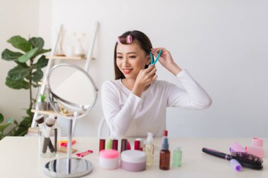 Saç eğitimi. Onun güzellik blog için bir öğretici filme iken Asyalı kadın saçlarını fırçalamak ve hoş gülümseyen