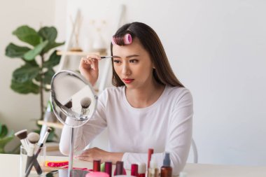 Çekici yetenekli kadın blogger video blog için güzellik ürünü değerlendirmeleri, kız ve kadınlara tavsiye verir, kamera film süreci.