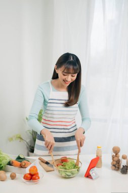 Mutfakta yemek hazırlarken mobil bakarak Pişirme kadın